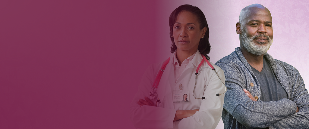 Médica y paciente varón de pie 